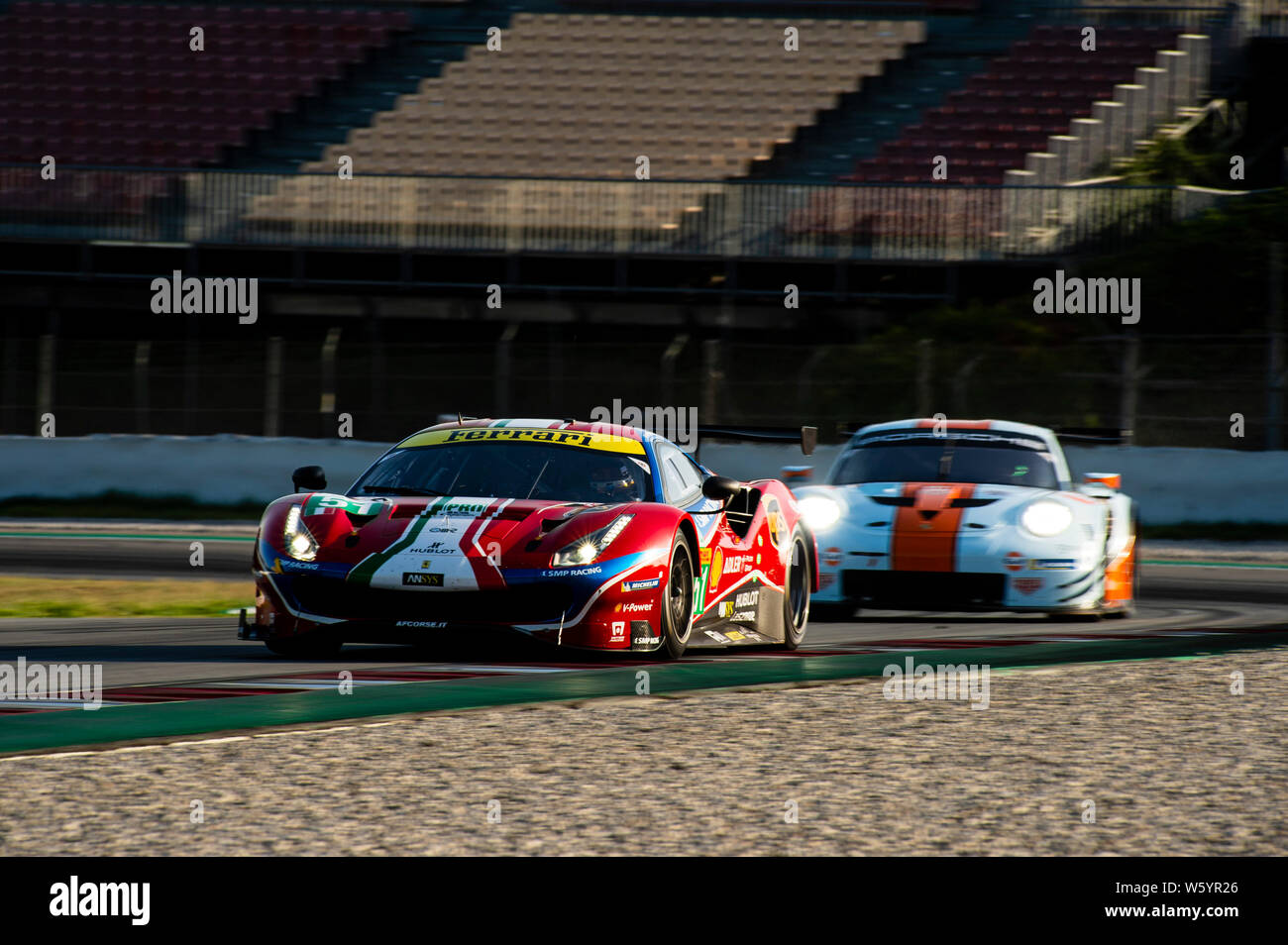 Il 23 luglio 2019, il circuito di Catalunya, Barcelona, Spagna; il prologo FIA World Endurance Championship; la Ferrari 488 GTE EVO di James Calado e Alessandro Pier Guidi conduce seguita dalla Porsche 911 RSR di Michael Wainwright , Andrew Watson , Nico Bastian e Benjamin Barker Pablo Guillen / Alamy Foto Stock