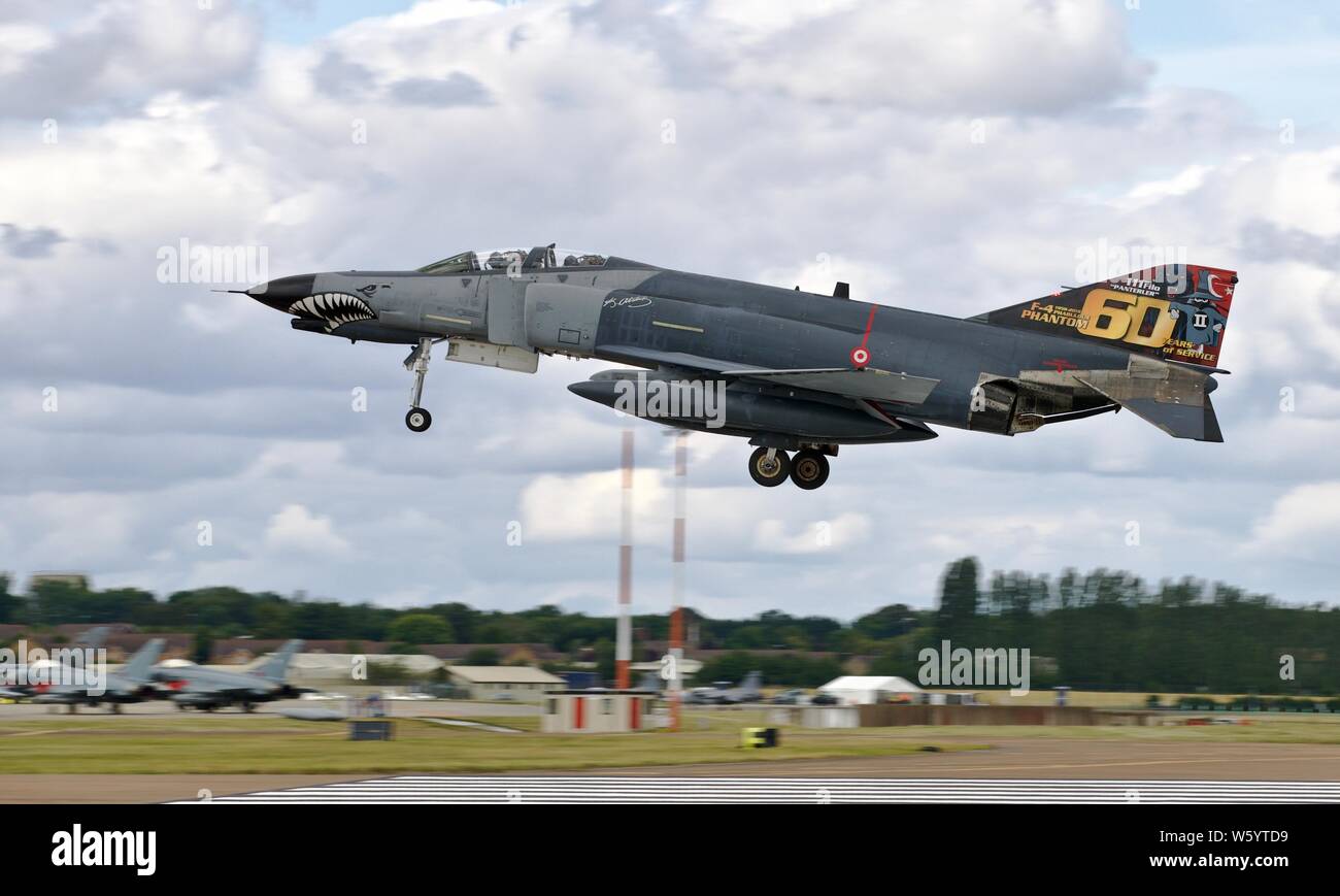 Turkish Air Force McDonnell Douglas F-4E-2020 Phantom arrivando a RAF Fairford il 18 luglio 2019 per il Royal International Air Tattoo Foto Stock