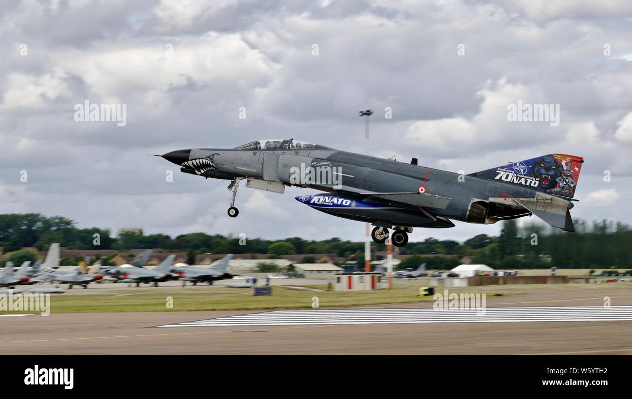 Turkish Air Force McDonnell Douglas F-4E-2020 Phantom arrivando a RAF Fairford il 18 luglio 2019 per il Royal International Air Tattoo Foto Stock