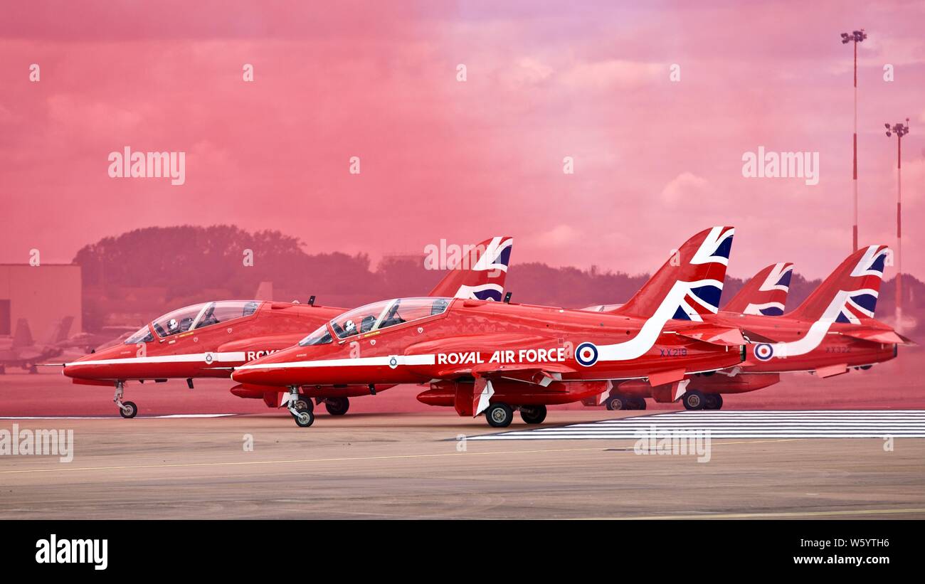 Le frecce rosse HawkT1 getti preparazione da eseguire al 2019 Royal International Air Tattoo essendo coperto di rosso il fumo Foto Stock