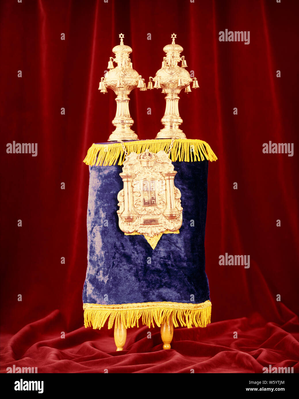 Ornano la Torah SCROLLS CON TESSUTO VIOLA mantello giallo frangia FINIALS ARGENTO E CORONE da doghe in legno argento pettorale - kr29442 PHT001 HARS TORAH Foto Stock