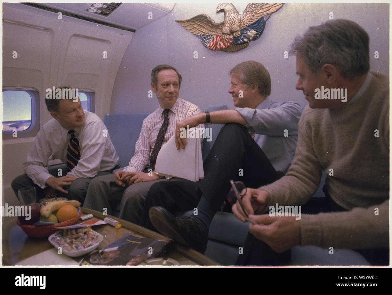 Zbigniew Brzezinski, Michael Blumenthal, Jimmy Carter e Cyrus Vance a bordo di Air Force One durante un viaggio a Londra per il G7 vertice economico Foto Stock