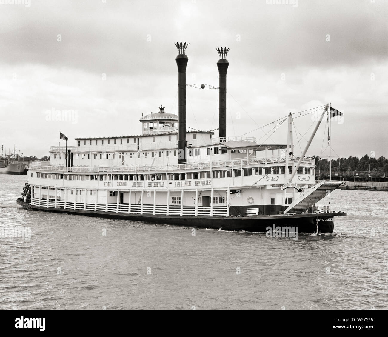 Anni sessanta RIVER QUEEN nee CAPE GIRARDEAU più tardi GORDON C. GREENE ruota di poppa Steamboat in Via col vento sul fiume Mississippi USA - s11364 HAR001 HARS flottante pile successive FREIGHTER NEE RIVER QUEEN RIVERBOAT SPEDIZIONI 1923 IN BIANCO E NERO HAR001 Mississippi Fiume Mississippi Fiume Ohio in vecchio stile pedalo' STEAMBOAT NAVE Foto Stock