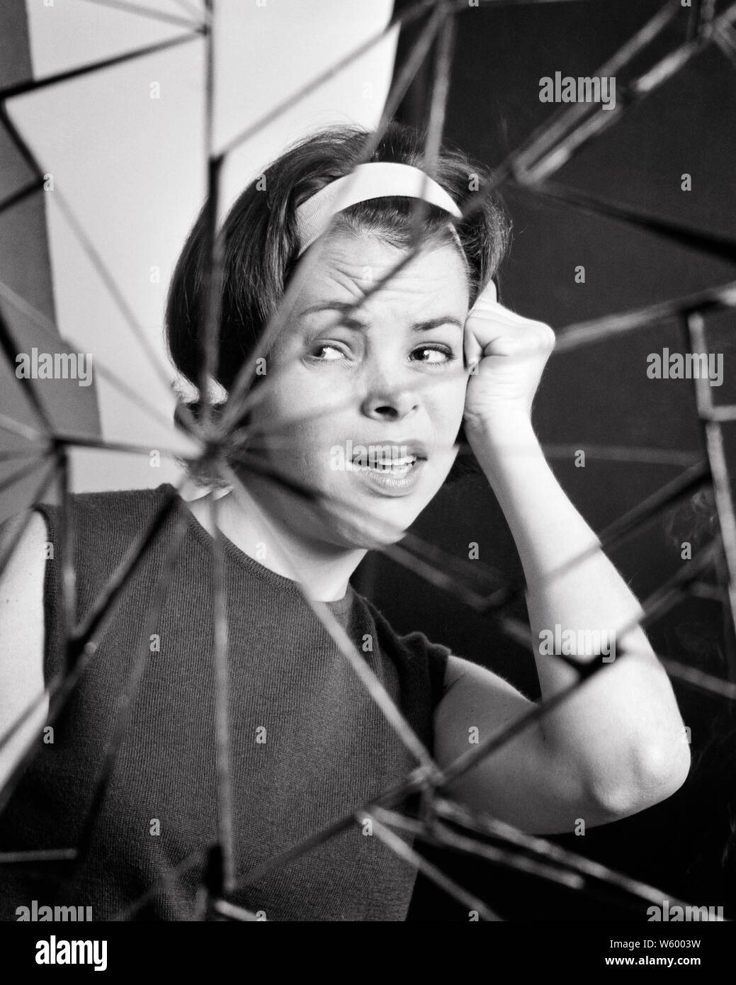 Anni sessanta immagine composita sconvolto donna specchio rotto - s19062 HAR001 HARS SPAVENTATI B&W tristezza ansia testa e spalle ansiosi DISTRESSED immagine composita infuriate disperazione di salute mentale minacciata concettuale timoroso disagio dispiacere ostilità tensione fastidio deluso emozione emozioni emotivo irritato MID-adulto metà donna adulta misero in bianco e nero di etnia caucasica orinato sconvolto disturbati HAR001 ostile sdegnati malattia mentale di vecchio stile Foto Stock