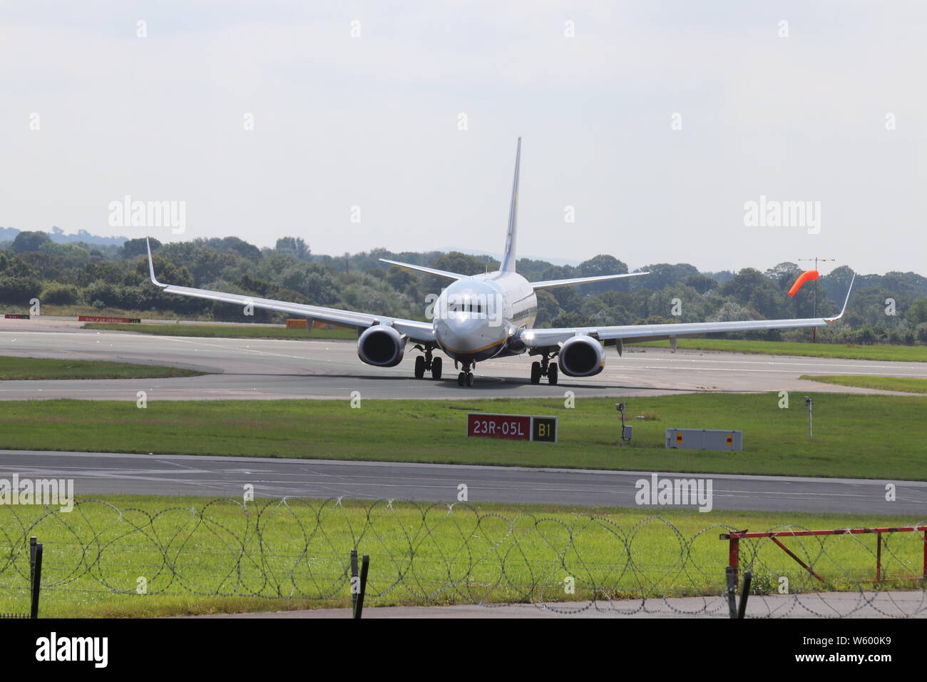 A Ryanair Boeing 737-800 atterraggio all'aeroporto di Manchester Foto Stock