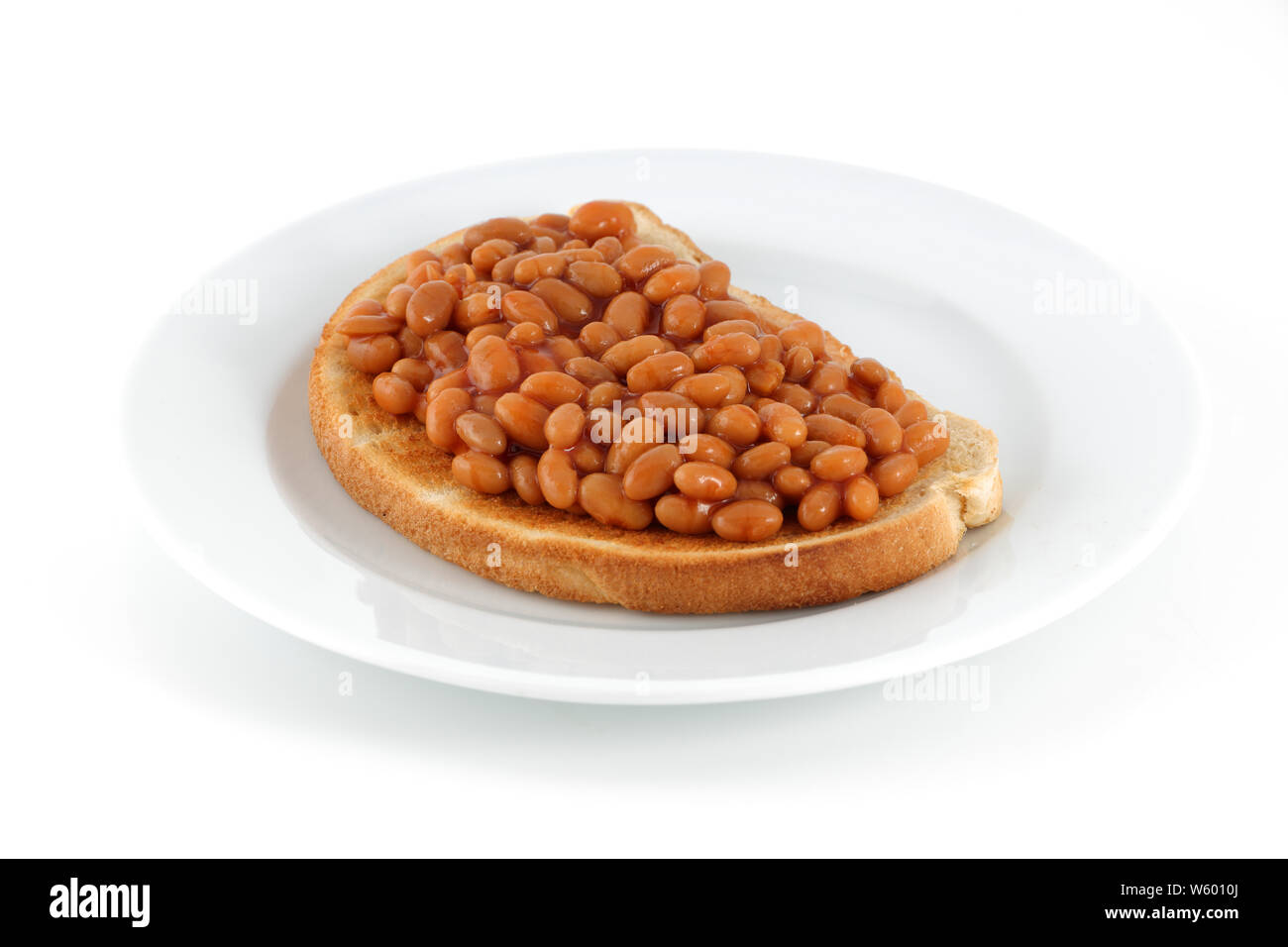 Piatto di fagioli su pane tostato isolato su bianco Foto Stock