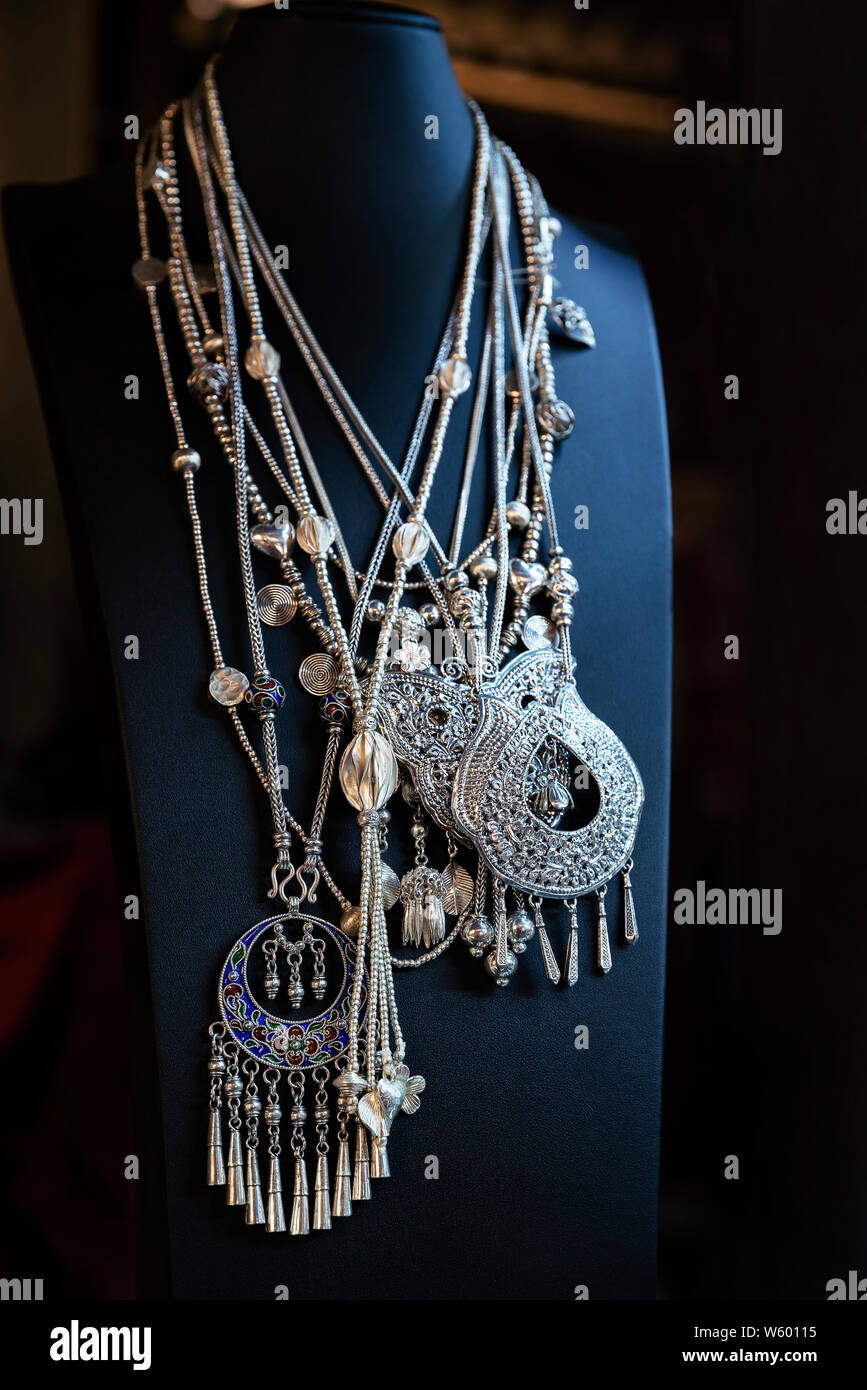 Eleganti collane di argento per gli amanti di argento Foto Stock