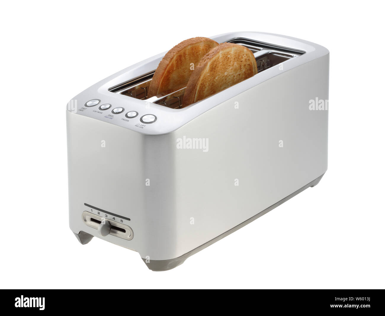 Tostapane bianco con fette di pane e una tazza di caffè sul tavolo, primo  piano Foto stock - Alamy