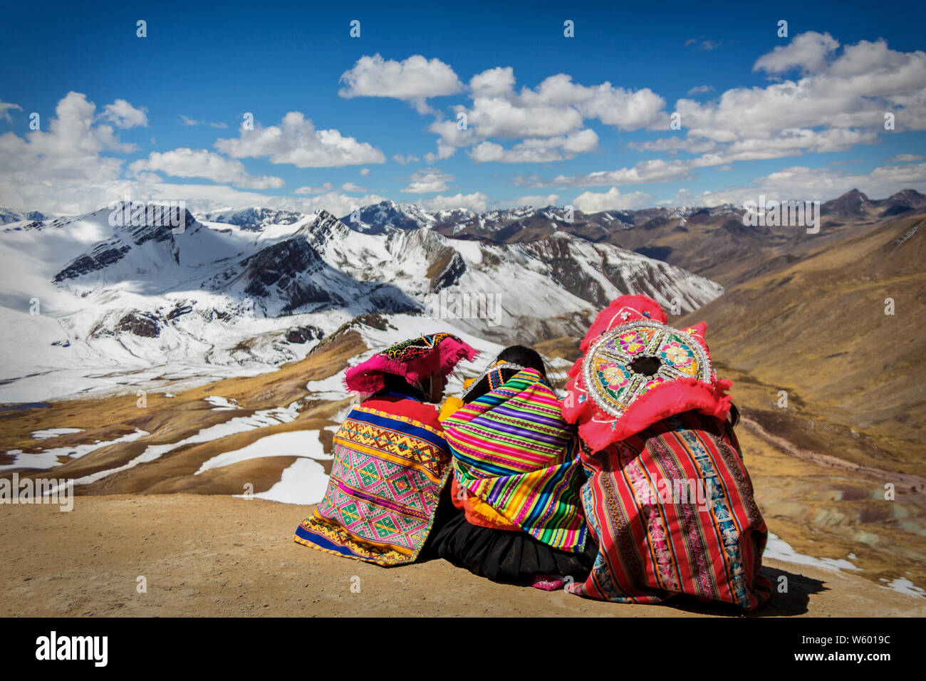 Persone in abiti contemplando la Cordigliera delle Ande, viaggi e vacanze in Cusco, Perù, Sud America Foto Stock