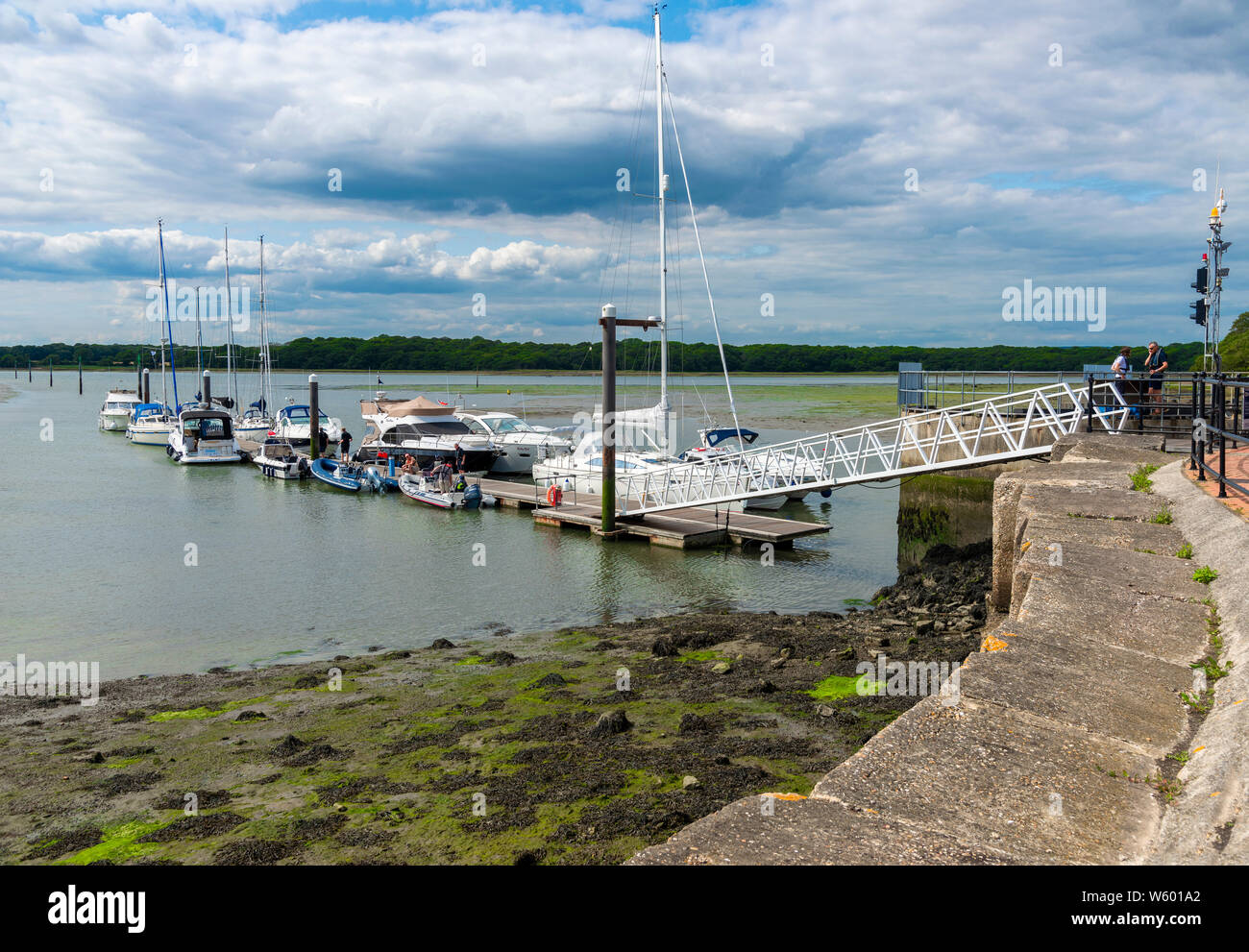 Barche in attesa al di fuori del blocco a bassa marea per immettere Premier Marinas - Chichester Marina,porto di Chichester, West Sussex, in Inghilterra, Regno Unito Foto Stock