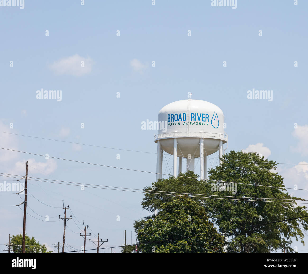 SPINDALE, NC, Stati Uniti d'America-27 luglio 19: serbatoio acqua per un ampio fiume di acqua competente si erge sopra la città di Spindale, NC. Foto Stock
