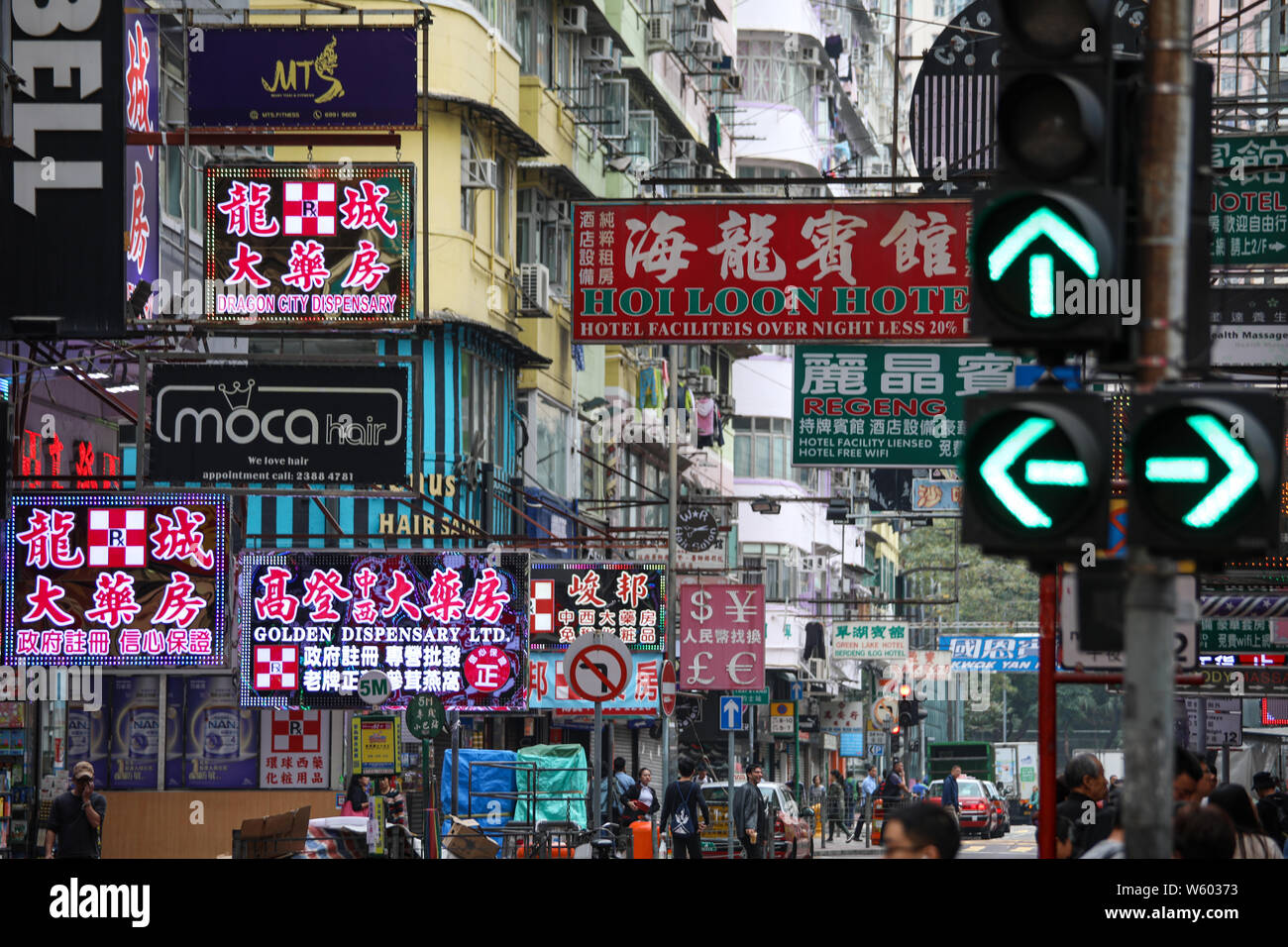 Mong Kok street view in Kowloon, Hong Kong Foto Stock