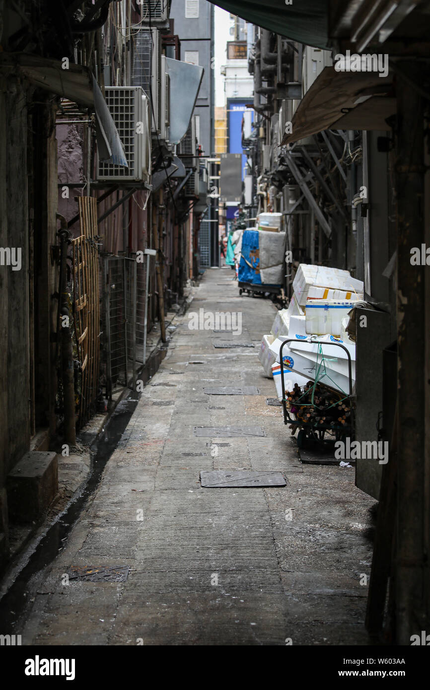 Dark vicolo in Kowloon, Hong Kong, ma potrebbe essere ovunque Foto Stock