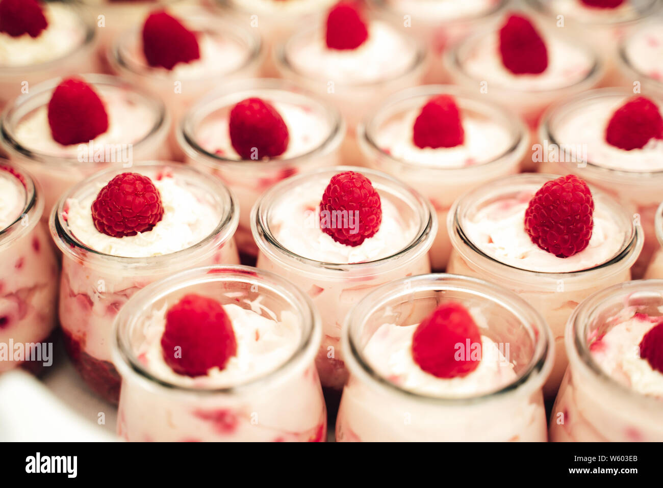 Singole tazze di Mousse fruttata con crema Foto Stock