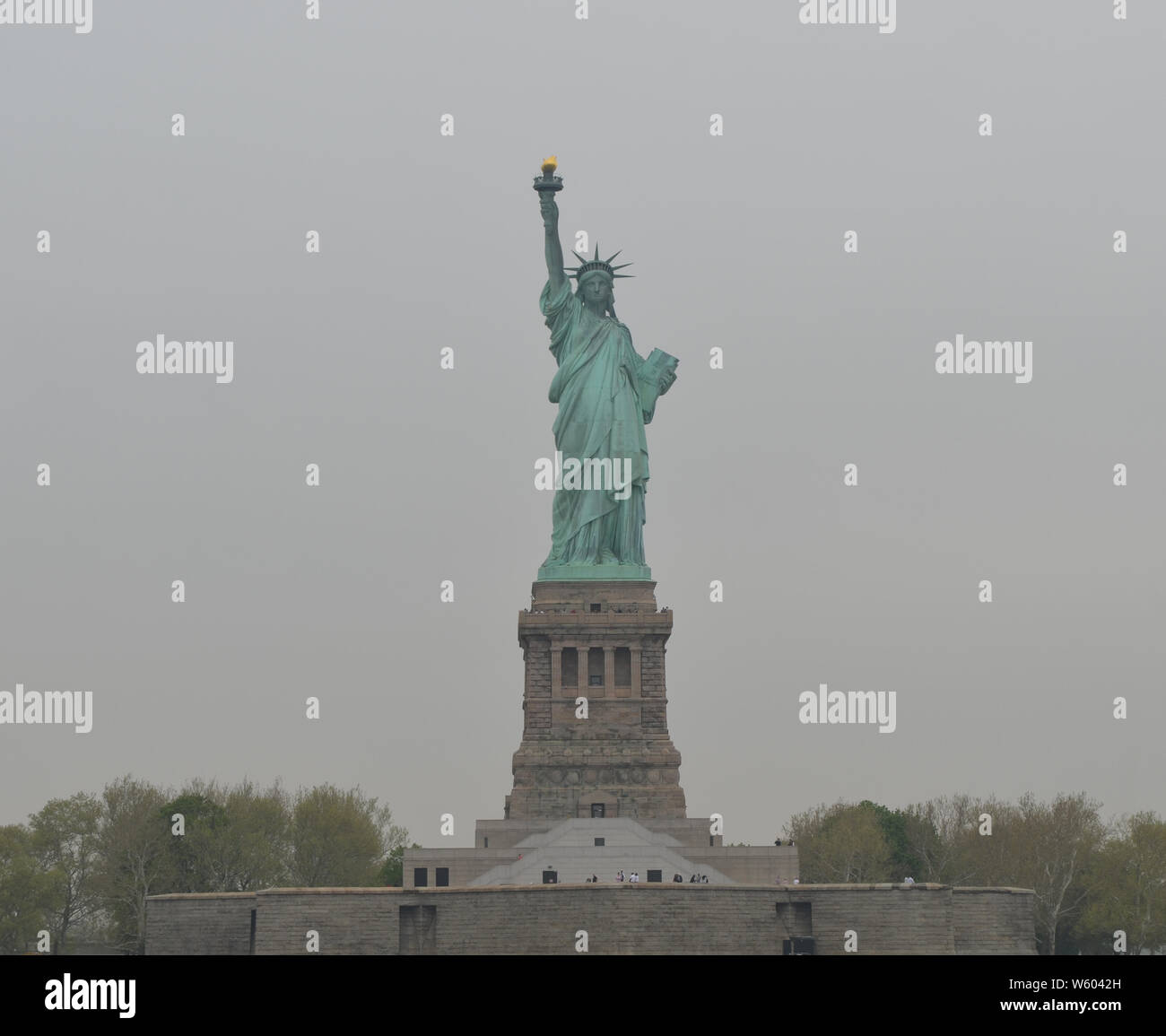 Primavera a New York City: Statua della libertà in una mattinata Overcast Foto Stock