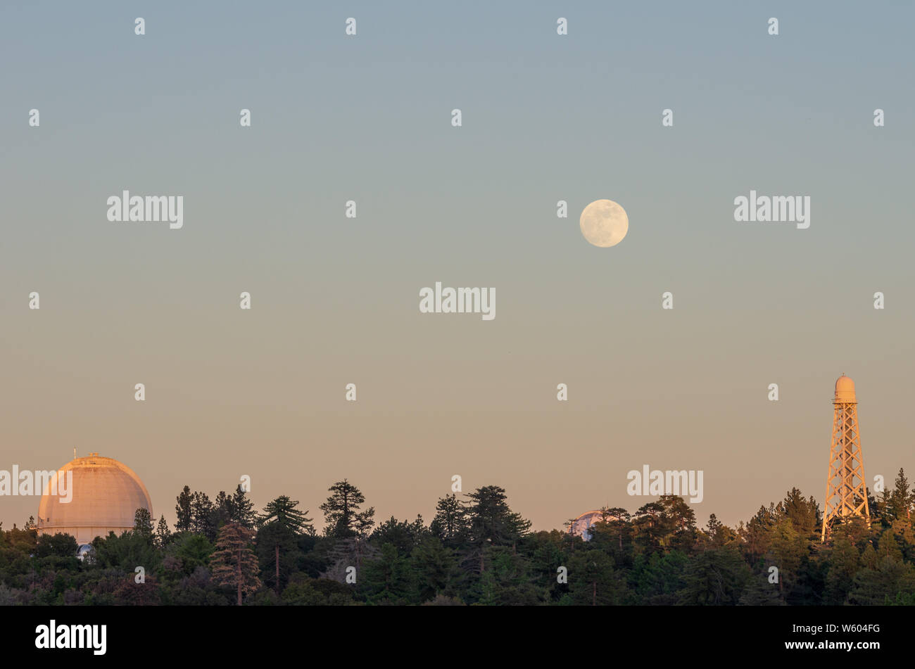 Luna crescente a Osservatorio di Mount Wilson in California. Mt Wilson è situato sulle montagne di San Gabriel. Foto Stock