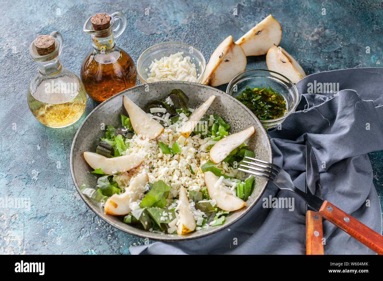 Dieta cheto. Insalata con formaggio, Romano lascia, dolce pera e formaggio. Foto Stock