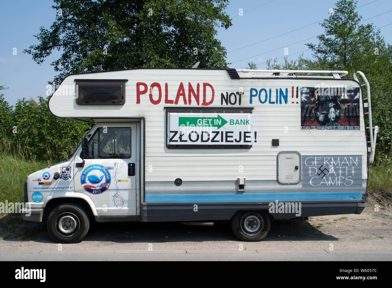 Protesta scritta su un camper auto presso una strada pubblica in Polonia. Foto Stock
