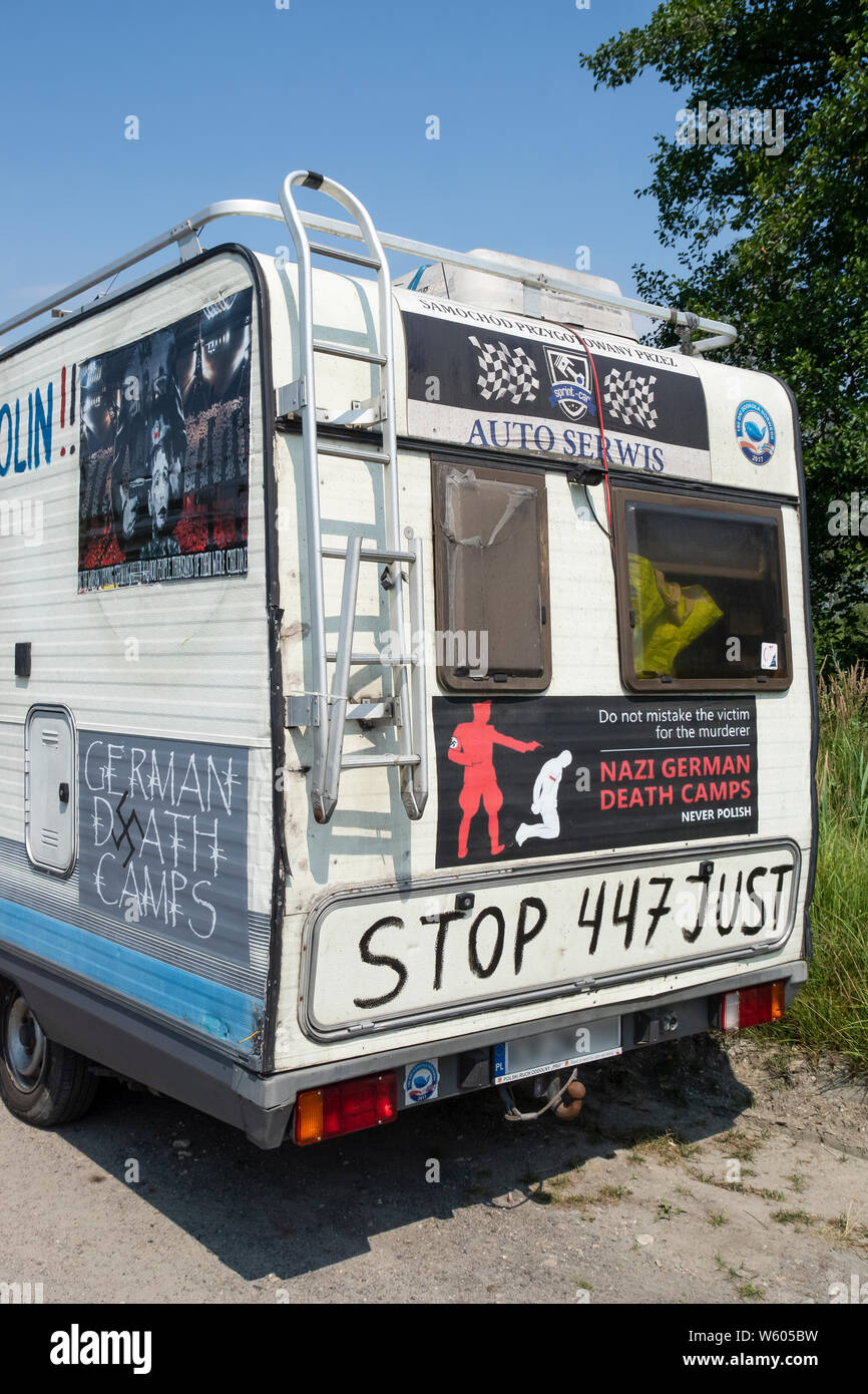Fermata S.447. Iscrizione di protesta su un camper in una strada pubblica in Polonia. Foto Stock
