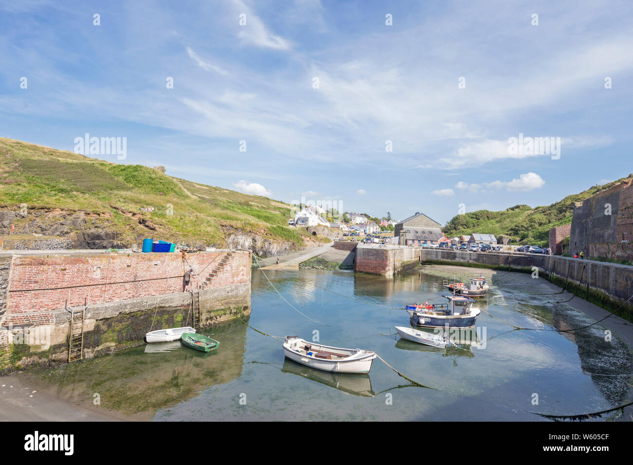 Il porto di Porthgain un villaggio costiero entro il Pembrokeshire Coast National Park, Wales, Regno Unito Foto Stock