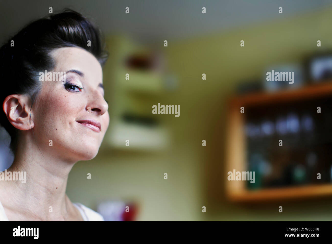 Sposa di mattina prima del matrimonio. Processo di truccatore è finito. Sposa è felice e in attesa per lo sposo. Foto Stock