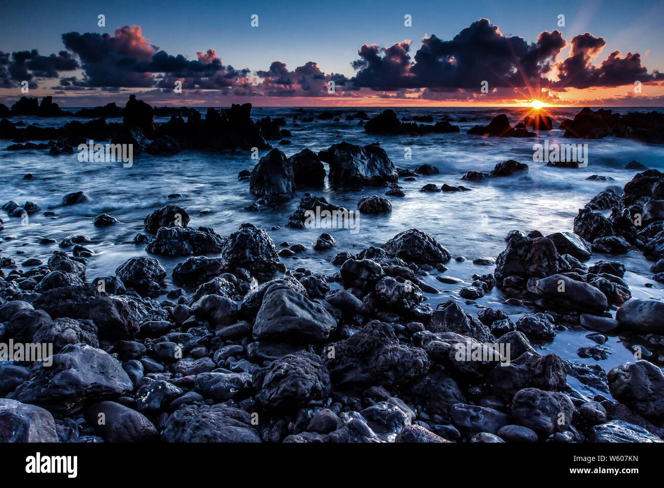 Spettacolare alba sulla North Shore di Big Island, Hawaii, punto Laupahoehoe Foto Stock