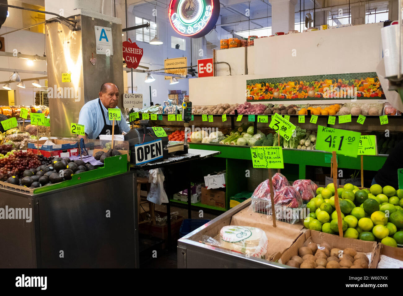 La frutta e la verdura fornitore. Grand Central Market, il centro cittadino di Los Angeles, California, Stati Uniti d'America Foto Stock