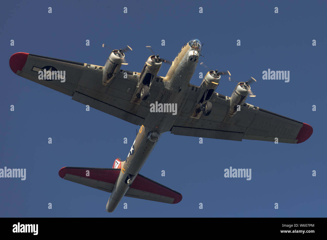 La bassa altitudine sorvolare dal B-17 nove-O-nove in concordia, CA. Foto Stock