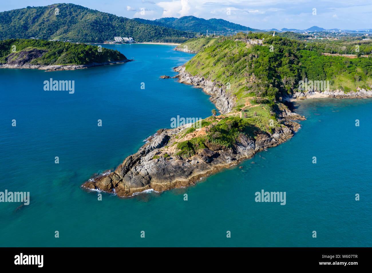 Antenna fuco vista della bellissima Promthep Cape che si affaccia sul Mare delle Andamane dall isola di Phuket Foto Stock