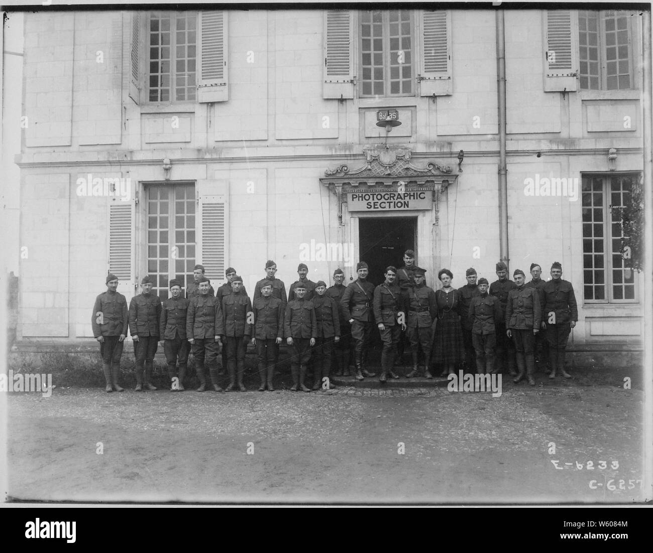 Xiv sezione Foto, 1° esercito, la sezione Balloonatic. Capitano A. W. Stevens (centro, fila anteriore) e personale. Servizio in aria sezione fotografica, ca. 1918; le note generali: utilizzo di guerra e di conflitto numero 605 quando si ordina una riproduzione o la richiesta di informazioni su questa immagine. Foto Stock