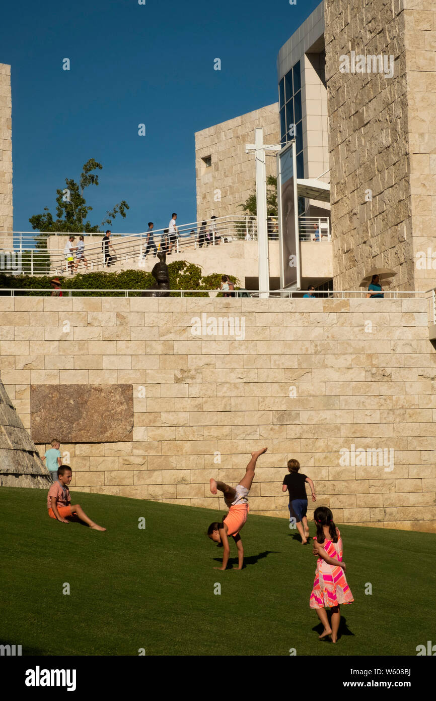 Bambini giocano sul prato, il Getty Center di Los Angeles, California, Stati Uniti d'America Foto Stock