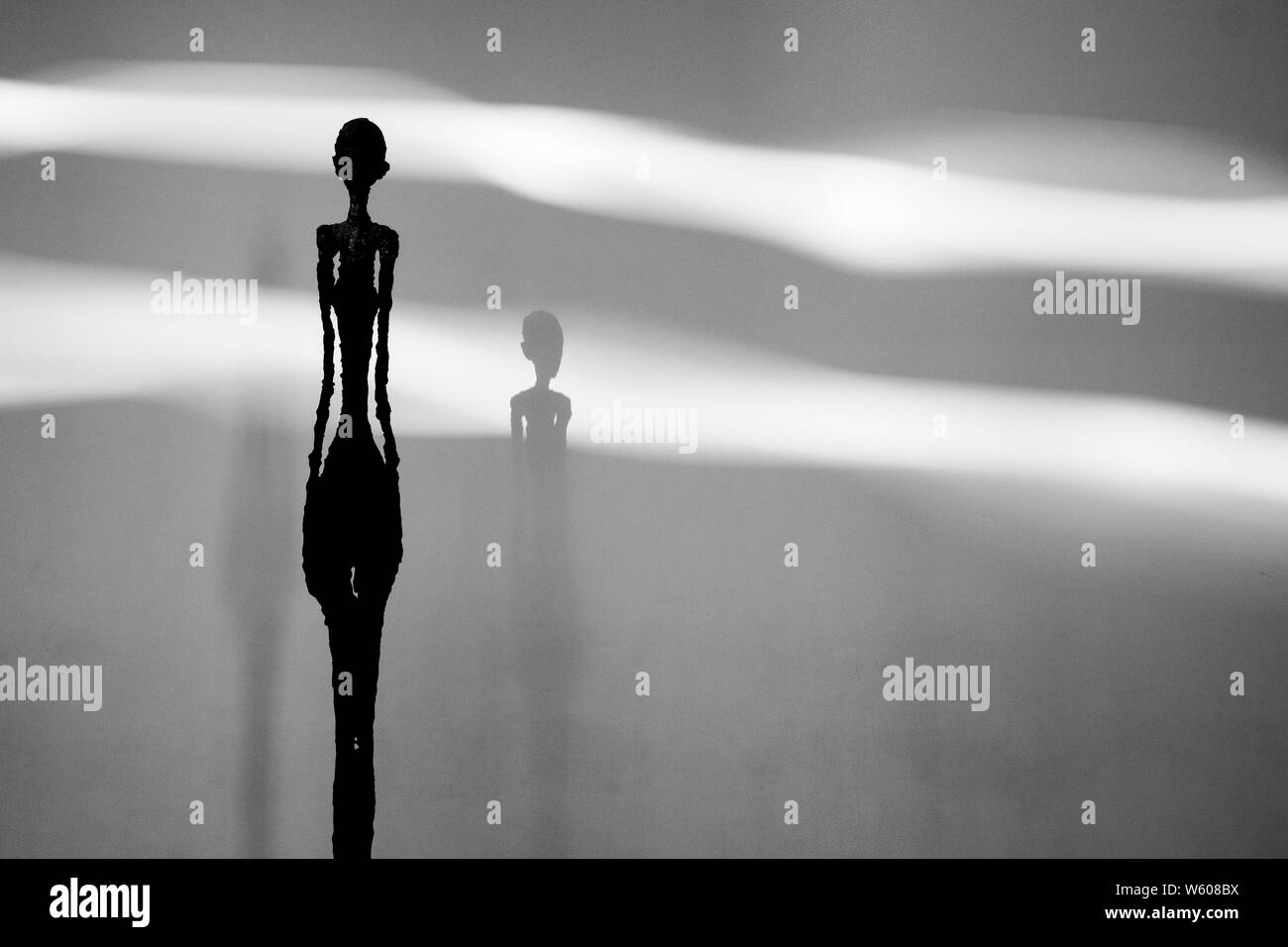 Giacometti scultura e shadow. Il Getty Center di Los Angeles, California, Stati Uniti d'America Foto Stock