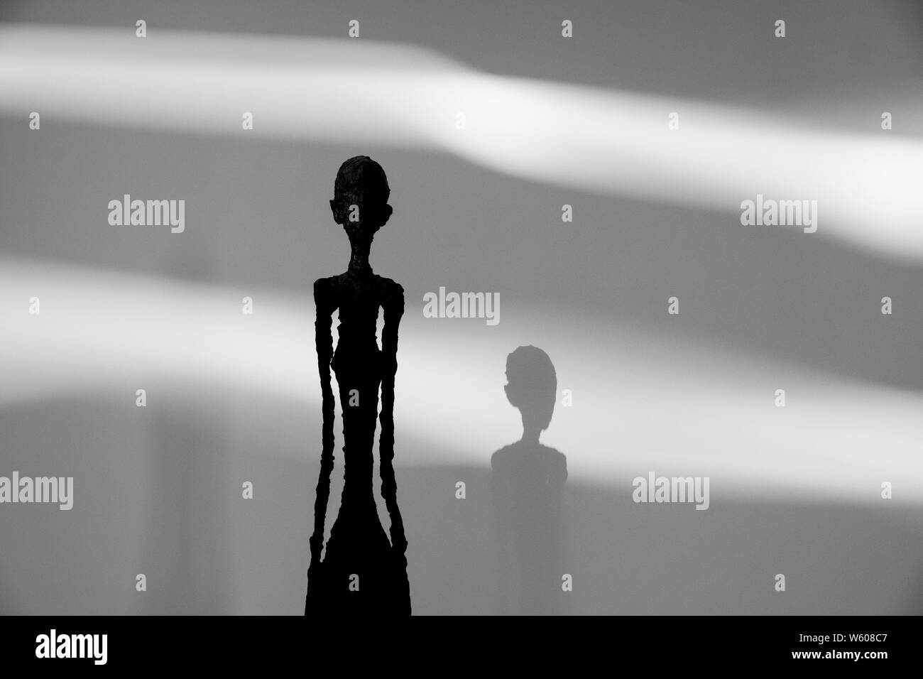 Giacometti scultura e shadow. Il Getty Center di Los Angeles, California, Stati Uniti d'America Foto Stock