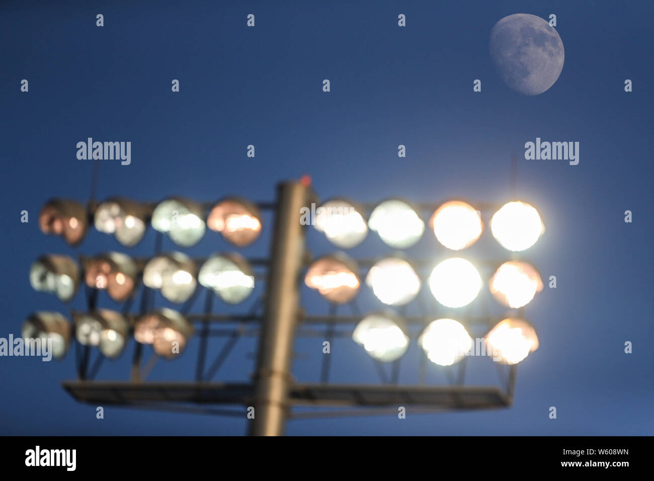 Luna de Octubre asomándose sobre las lamparas del estadio, duranti el juego de Inauguracion del Nuevo Estadio de Yaquis de Ciudad Obregon, con el partido de beisbol ante Naranjeros de Hermosillo. Temporada Potosinos de la Liga Mexicana del Pacifico 2016 2017 © Foto: LuisGutierrez/NORTEPHOTO.COM **** La Luna è il solo satellite naturale della terra. Con un diametro equatoriale km1 3474 è il sistema solare più grande del quinto satellite, mentre rispetto alla dimensione proporzionale del suo pianeta è il più grande satellite: un quarto del diametro della Terra e 1/81 la sua massa. Una de las primeras lunas l Foto Stock