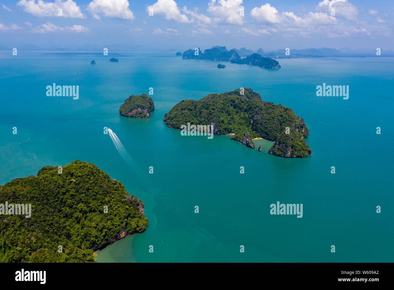 Antenna fuco vista della splendida e lussureggiante verde isole tropicali con telecomando, alloggiamenti vuoti e le spiagge Foto Stock