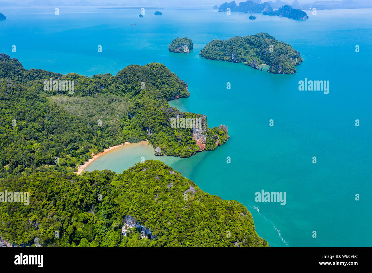 Antenna fuco vista della splendida e lussureggiante verde isole tropicali con telecomando, alloggiamenti vuoti e le spiagge Foto Stock