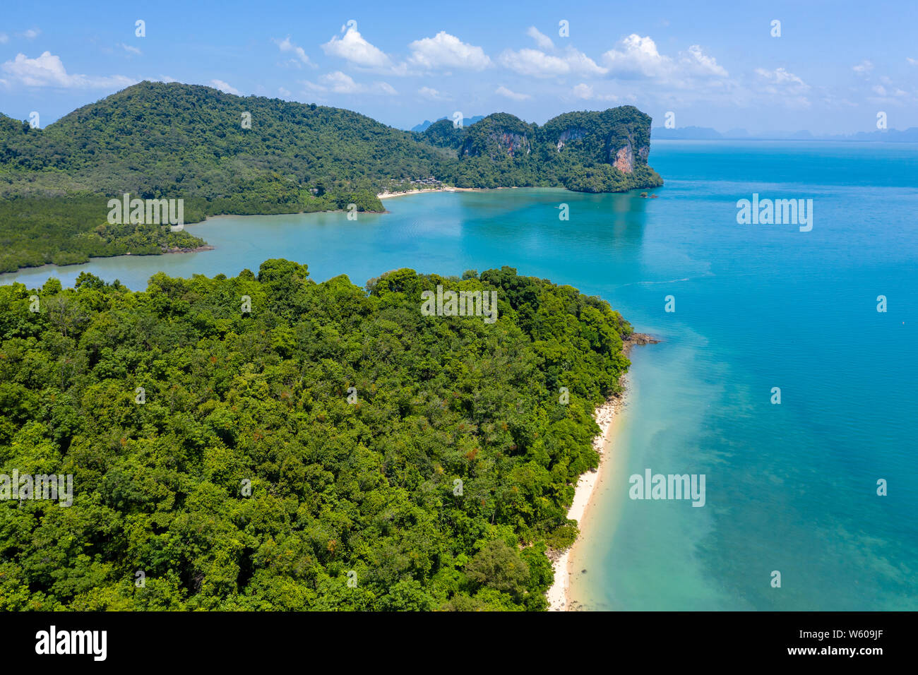 Antenna fuco vista della splendida e lussureggiante verde isole tropicali con telecomando, alloggiamenti vuoti e le spiagge Foto Stock