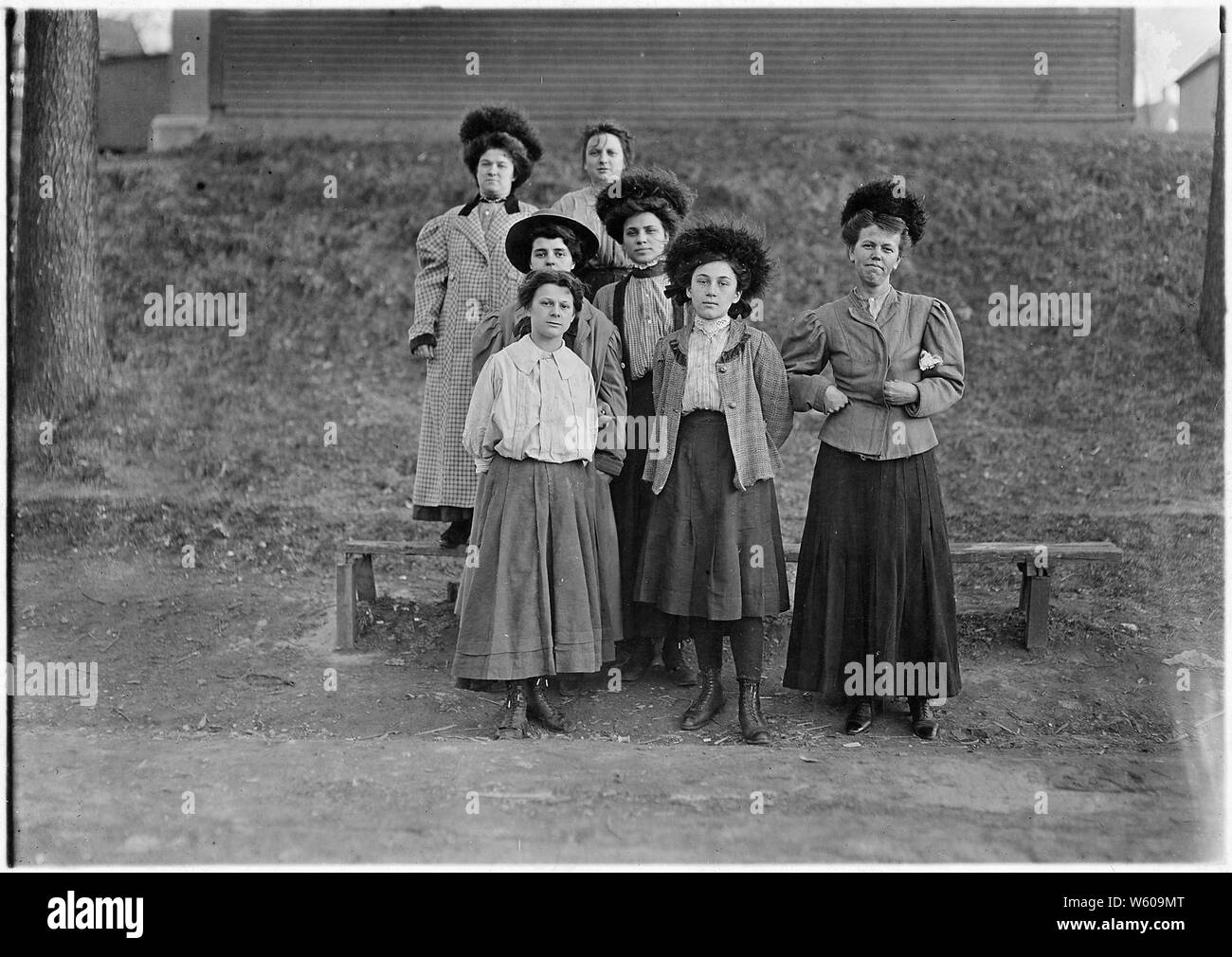 6 P.M. Solo pochi giovani ragazze che lavorano in The Chace Cotonificio. In prima fila sono Anna Grenier, 2 anni nel mulino, Agnes Fontana. Burlington, Vt. Foto Stock