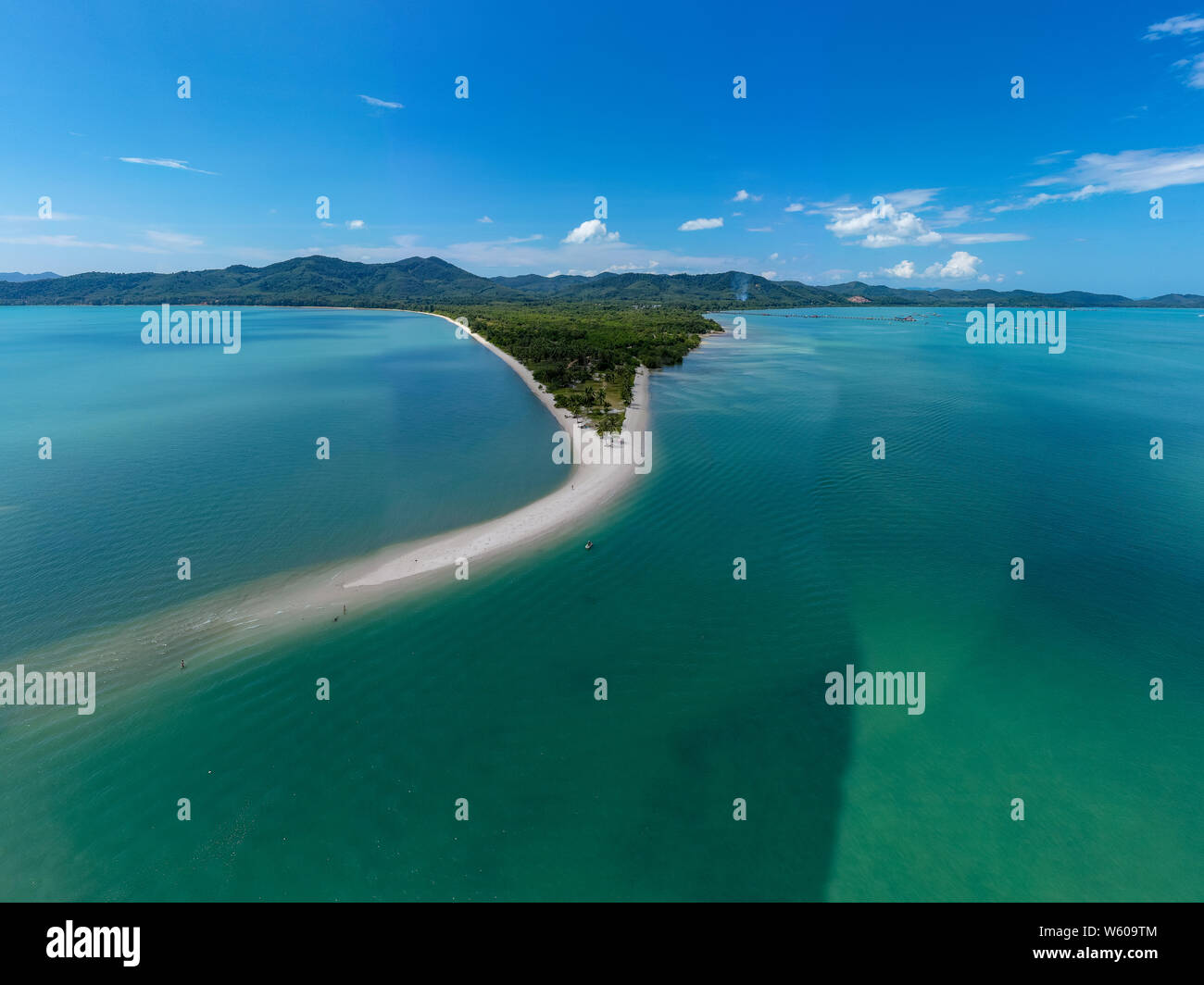 Antenna vista panoramica della splendida spiaggia di sabbia di Laem Haad off Koh Yao Yai Island, Thailandia Foto Stock