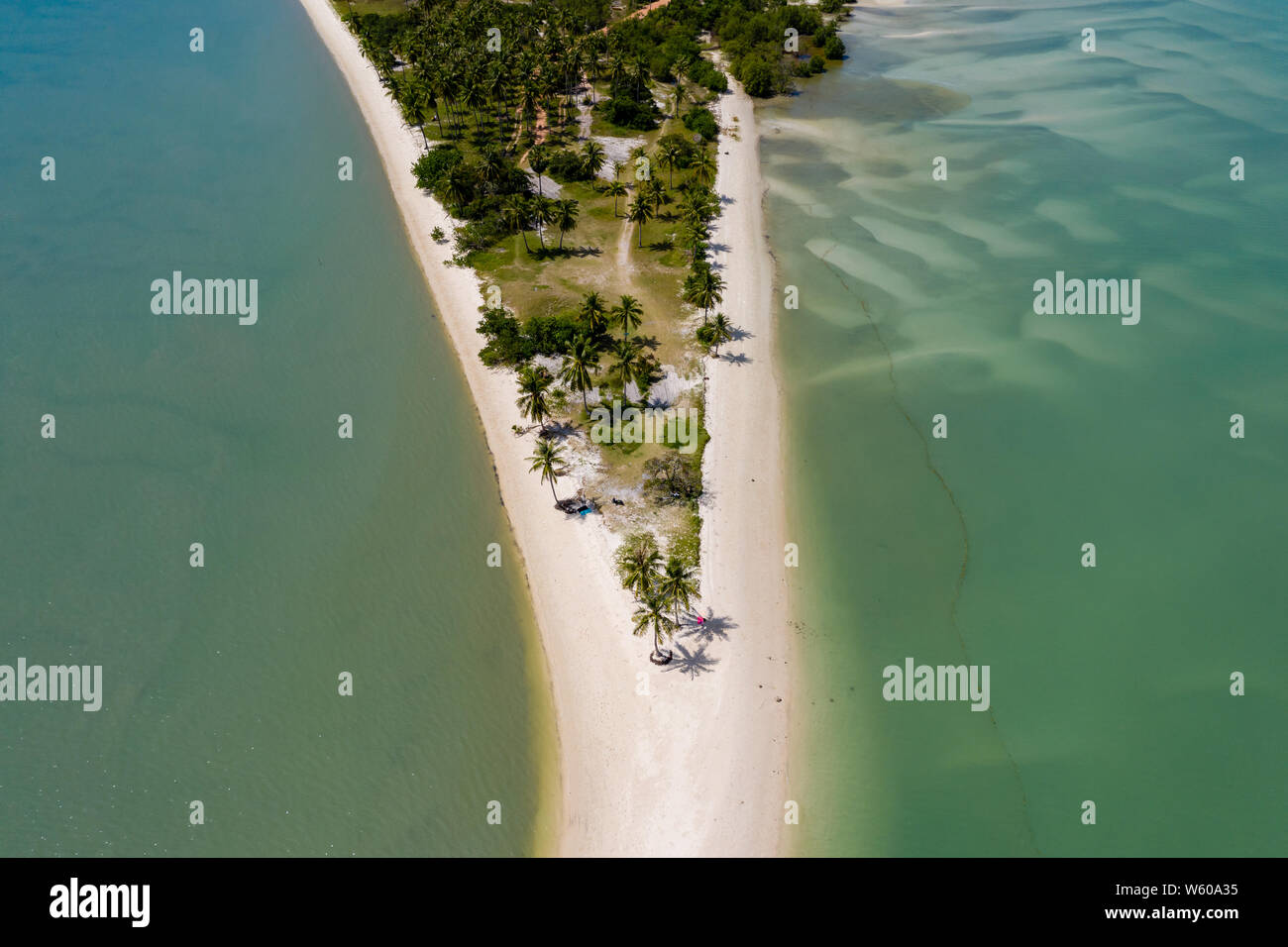 Antenna fuco vista di una bellissima spiaggia di sabbia e oceano tropicale (Laem Haad, Koh Yao Yai, Thailandia) Foto Stock