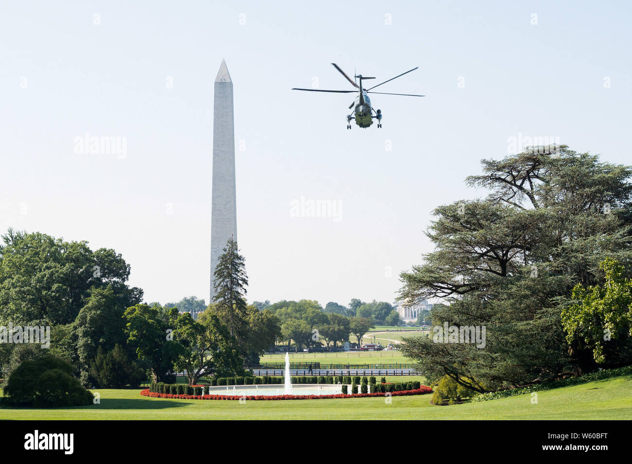 Una marina con il presidente Donald Trump a bordo lasciando il South Lawn della Casa Bianca di Washington, DC. Foto Stock