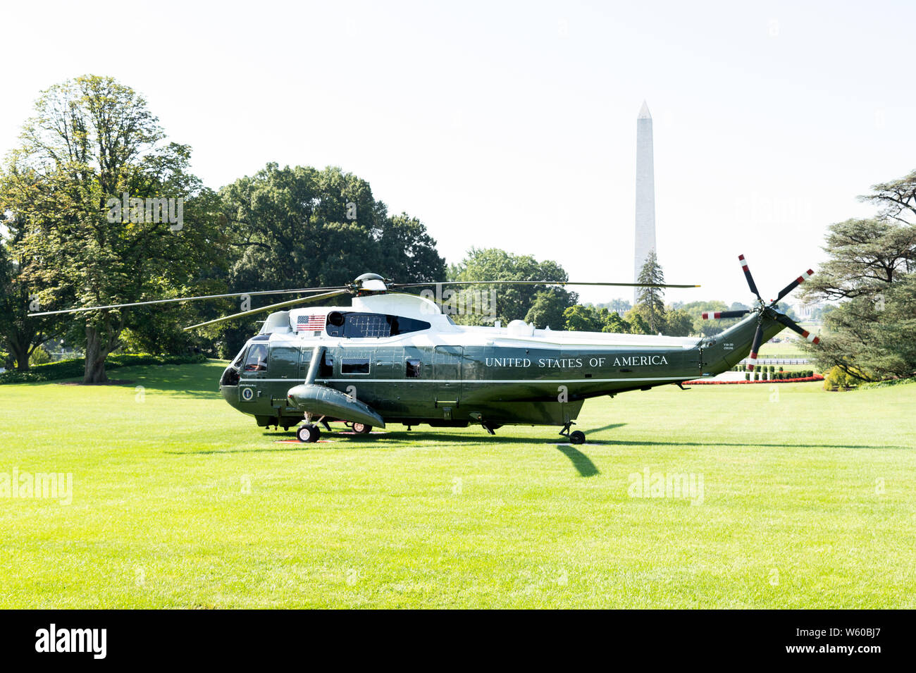 Una marina con il presidente Donald Trump a bordo lasciando il South Lawn della Casa Bianca di Washington, DC. Foto Stock
