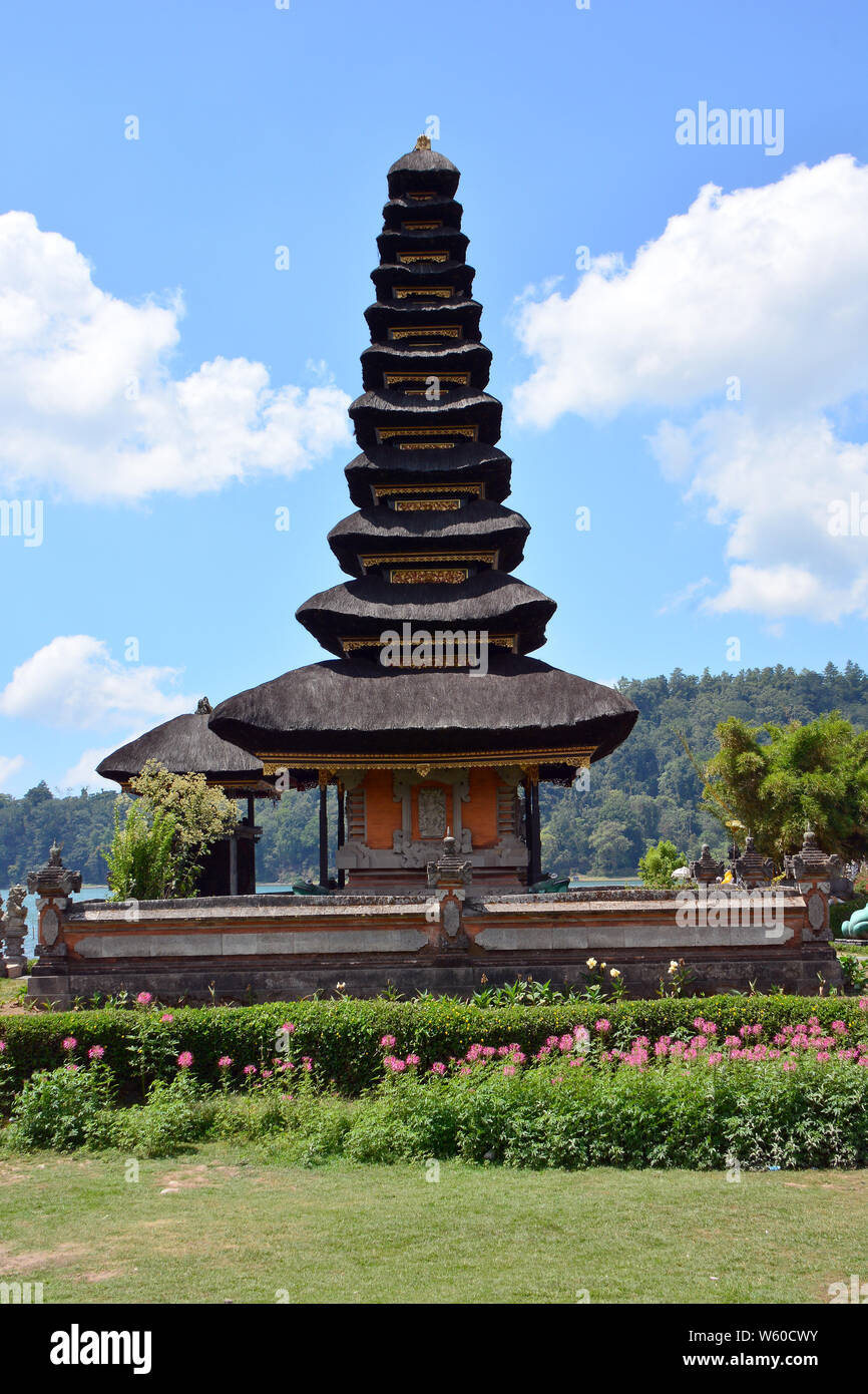 Pura Ulun Danu Beratan, o pura Bratan, è una delle principali indù acqua Shaivite tempio, Bali, Indonesia, Asia Foto Stock