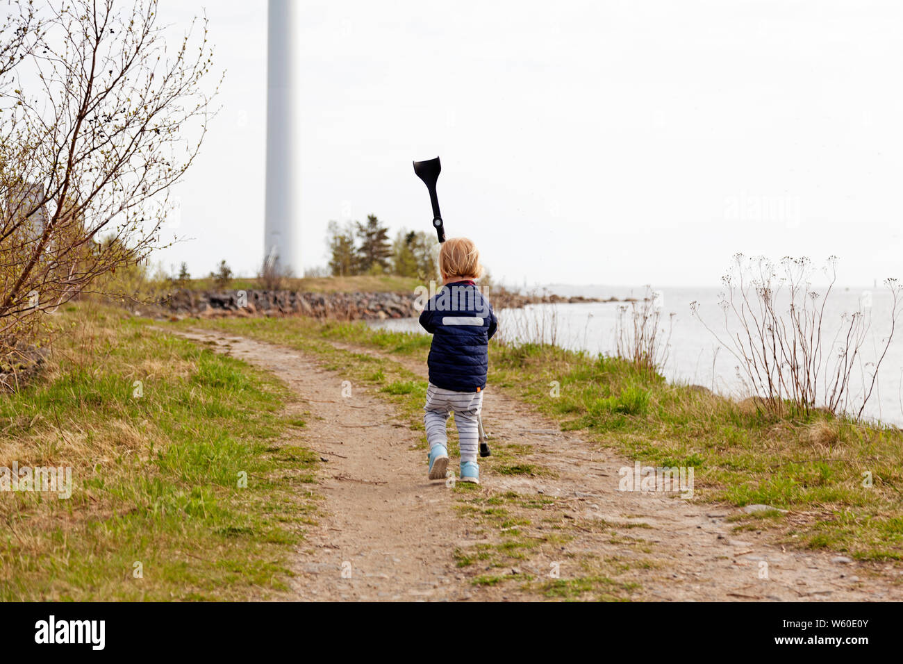 Corri con il papà della stampella in Holmsund Foto Stock