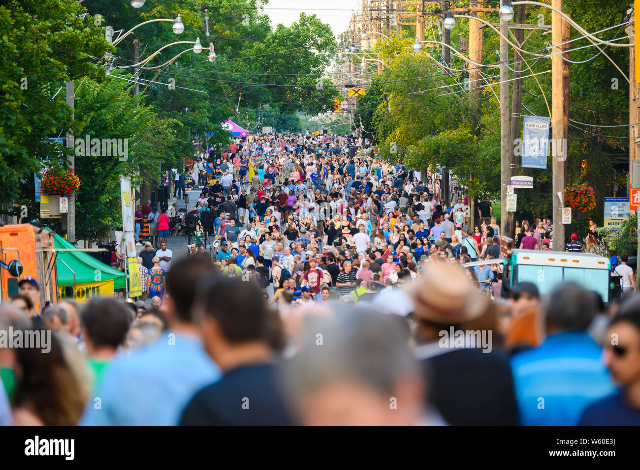 Un affollato di Queen Street East durante il Toronto, Ontario del popolare spiagge Jazzfest 'Streetfest' Music Festival nel mese di luglio, 2019. Foto Stock