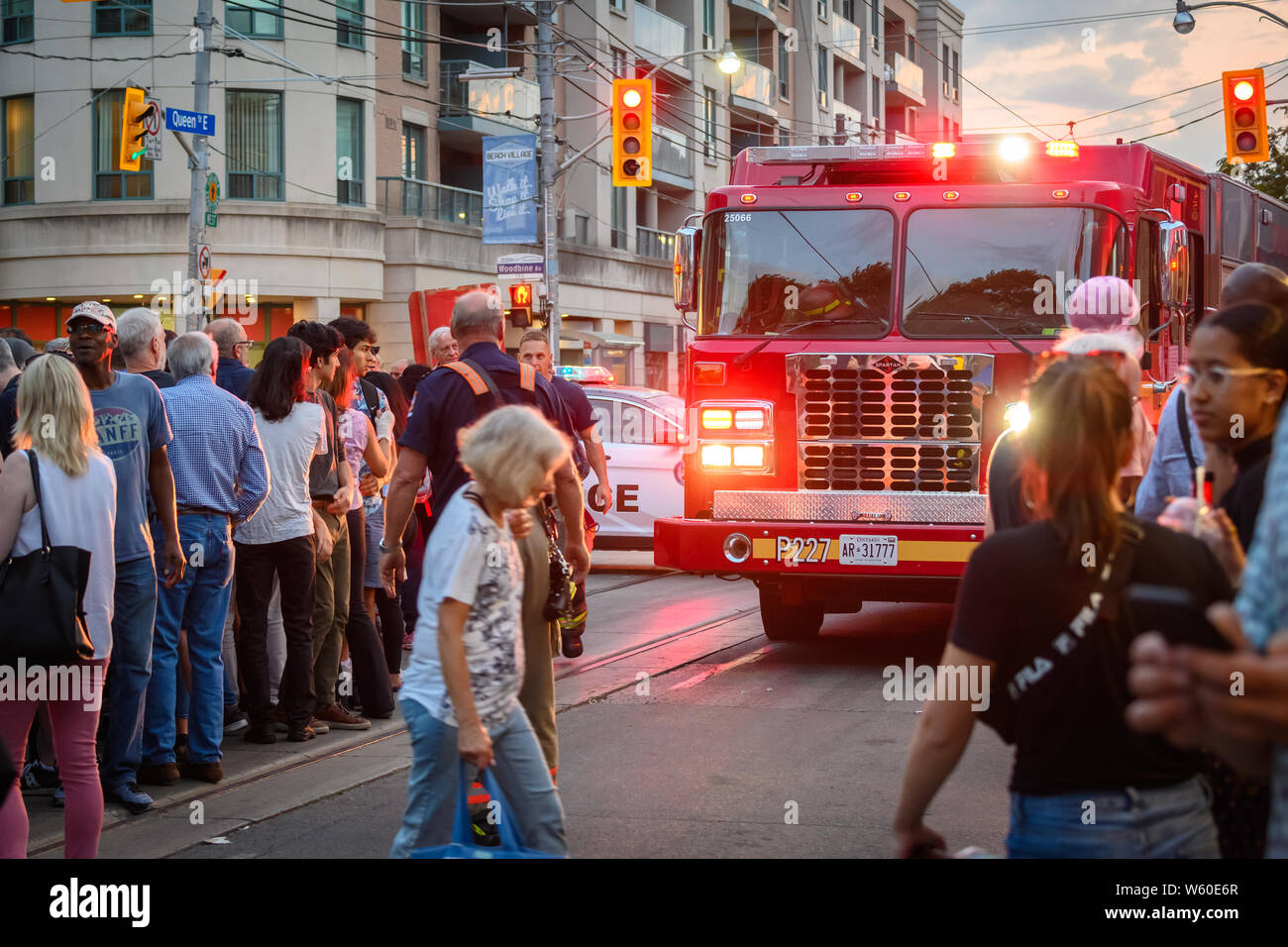 Un firetruck cerca di rendere il suo modo attraverso la strada affollata a Toronto il Streetfest, parte del Jazzfest music festival nel mese di luglio 2019. Foto Stock