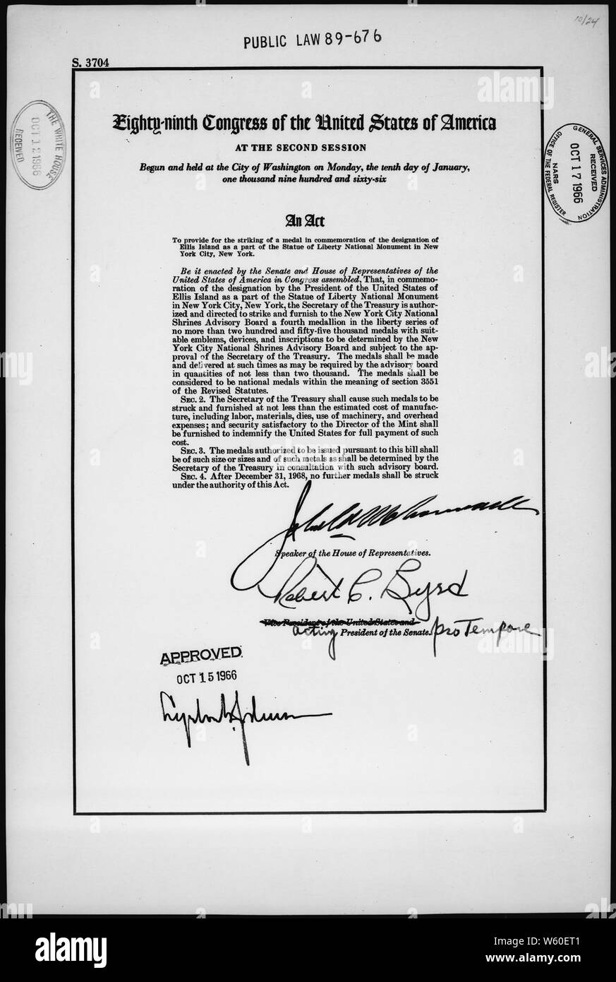 Atto di Ottobre 15, 1966, legge pubblica 89-676, 80 STAT 955, che ha fornito per la coniatura di una medaglia in commemorazione della designazione di Ellis Island come una parte della Statua della Libertà Monumento Nazionale nella città di New York, New York. Foto Stock