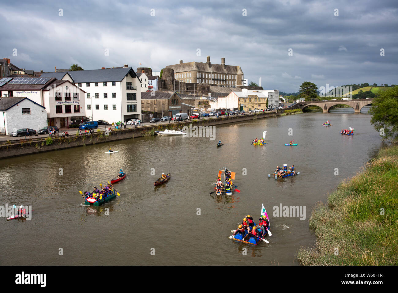 La zattera di gara sul fiume Tywi, parte di Carmarthen fiume Festival 2019. Foto Stock