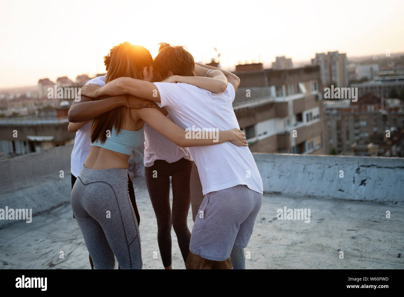 Fitness, sport, di formazione e di uno stile di vita sano concetto - gruppo di felici le persone che esercitano per esterno Foto Stock
