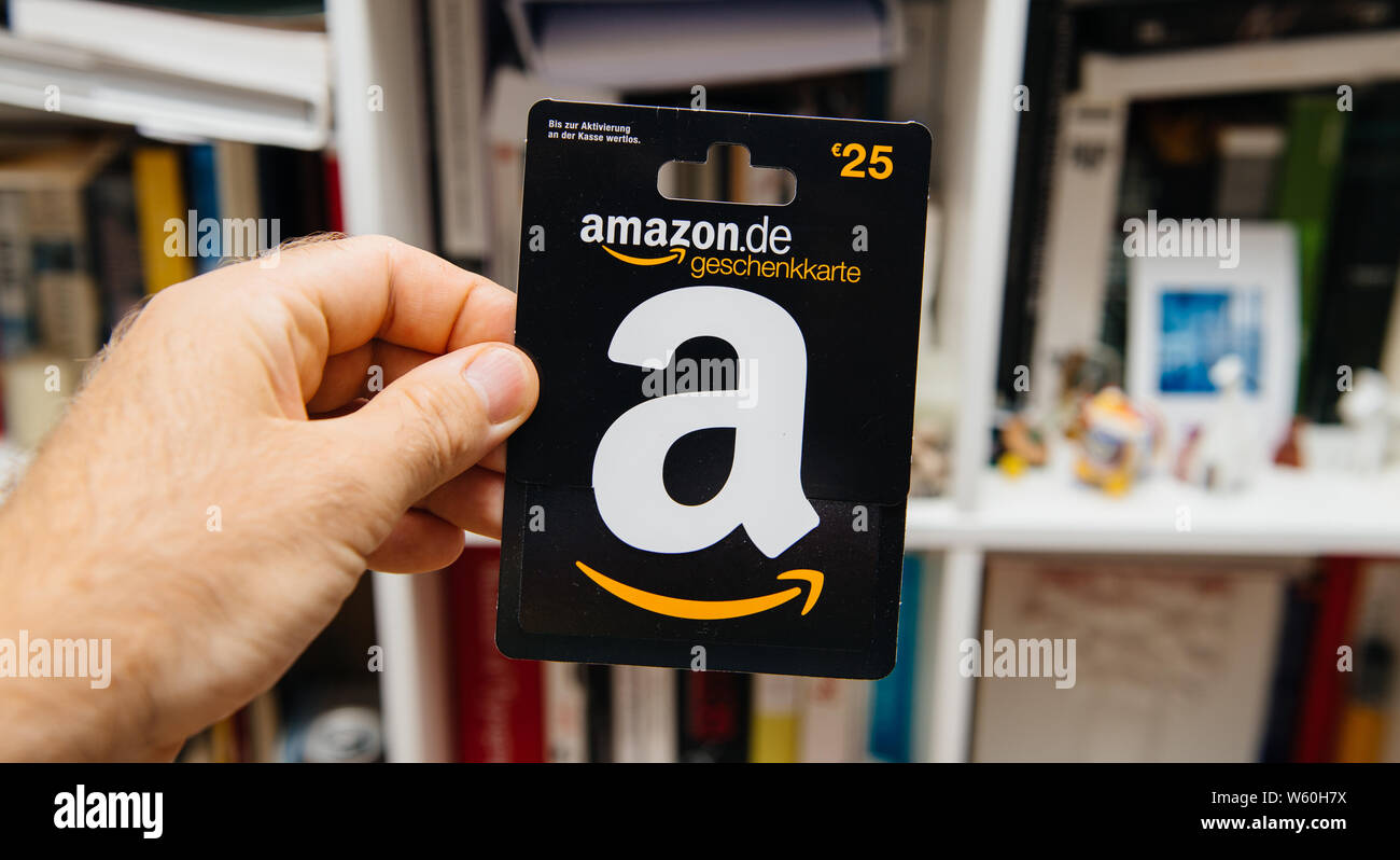Strasburgo, Francia - Giu 26, 2018: Man mano che tiene Amazon Gift card del valore  di 25 euro Amazon.de Germania Geschenkkarten Foto stock - Alamy